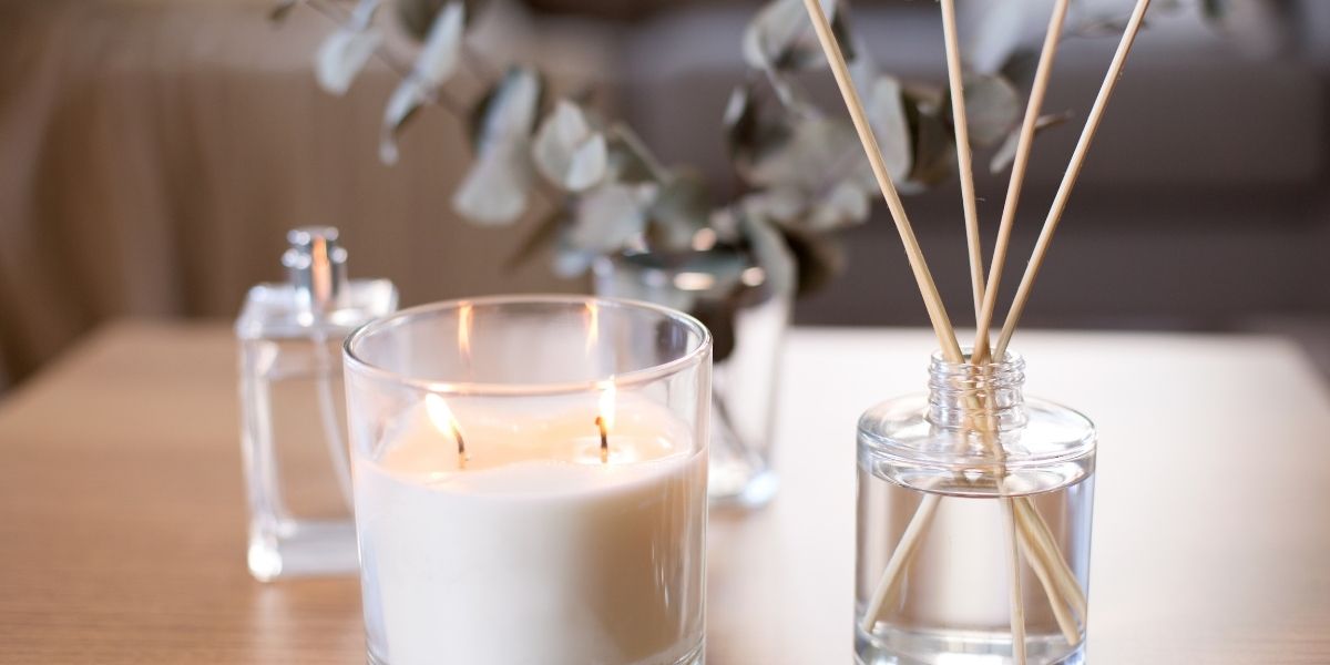 Duftlys og duftspreder stående på et bord