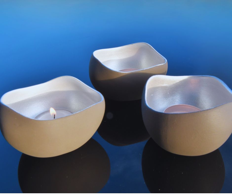 Håndlagde Telysholdere i Perlemorsfinish fra Frankrike i bruk. Nydelige og unike former som gir hjemmet ditt det lille ekstra. Interiør dekor som varer i mange år. Bruk de sammen, eller plasser de hver får seg.