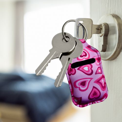 Nøkkelknipe med veske til airpods som henger i låsen på døren.