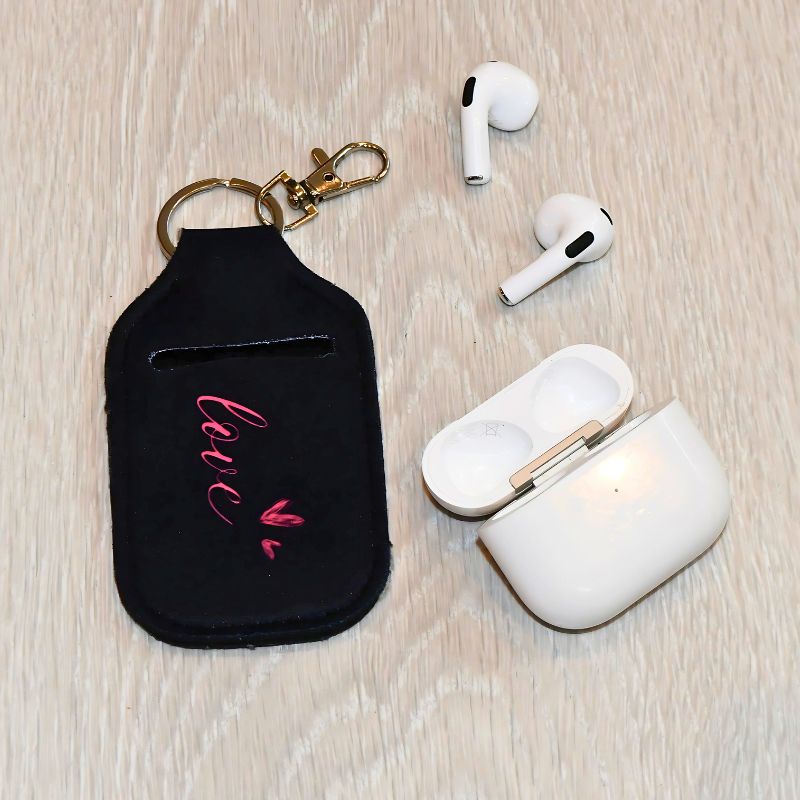 Airpodsveske svart med rosa skrift hvor det står Love.