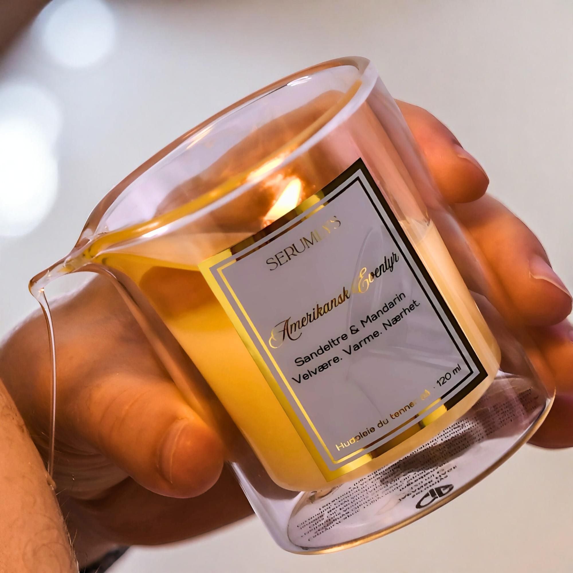 Naturlig hudpleie / kroppspleie olje lys serum i et nydelig glass med doble vegger for at du ikke skal brenne deg. Oljene skal smeltes til en herlig oljeblanding som gjør underverker for både kropp og sjel. Her kan man se en mann som heller de varme oljene fra lyset på kroppen. Dette er en opplevelse. Perfekt for kjærestepar som ønsker å piffe opp forholde, eller rett og slett til den som bare trenger litt egentid og ro aleine.