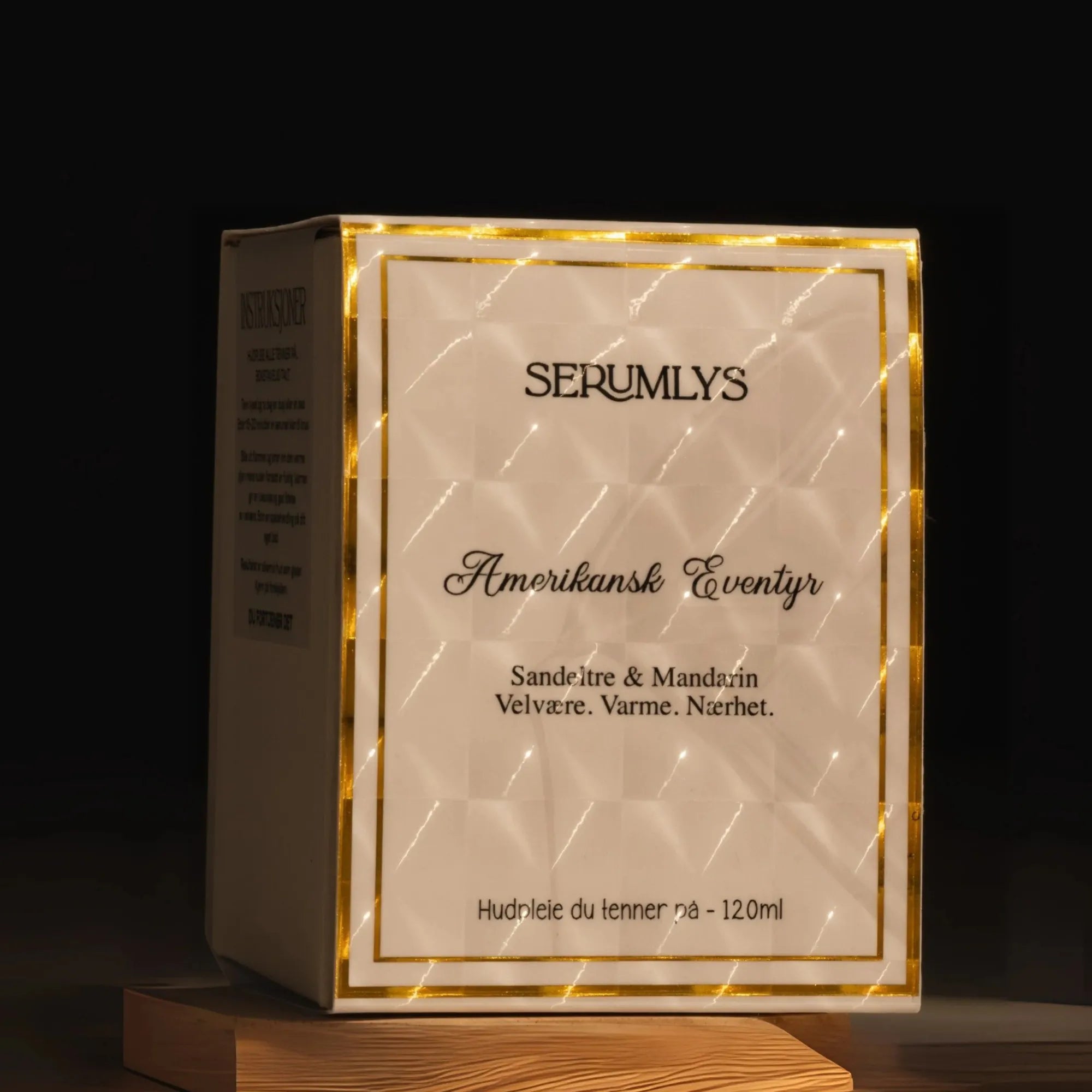 Serumlyst Amerikansk eventyr er et lukseriøst kroppspleie olje produkt. Perfekt å gi i gave til noen du er glad i. Om det er til bryllup, jul, kjæreste date, eller rett og slett bare til noen som trenger å koble litt ekstra av. Esken er grå med en nydelig gullamme og sort skrift. Hudpleie du tenner på.