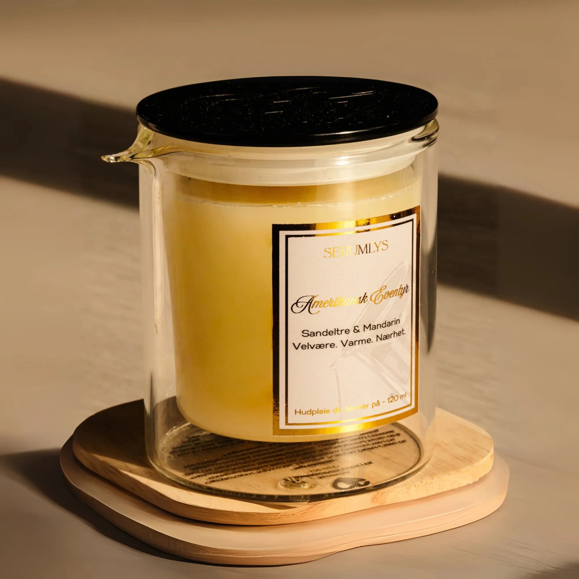 Amerikansk eventyr er et lys som smelter til herlige varme oljer man skal helle på kroppen. Glasset er designet med helletut og doble vegger for at du ikke skal brenne deg. Nydelige gulldetaljer. Skap stemning og opplevelser hjemme, samtidig så du gir kroppen det den trenger. Denne har en herlig duft av sandeltre og mandarin. Glasset rommer 120ml med naturlige oljer som gir kroppen det den trenger av glød, mykhet, næring og antioksidanter.