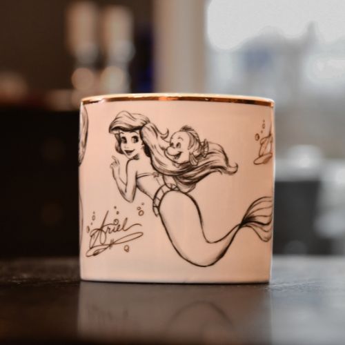 Ariel fra Disney midten av koppen. Ariel som svømmer i havet.