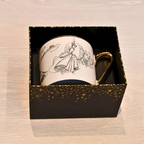 Askepott fra Disney. Kruset er her plassert i den nydelige gave-esken som medfølger. Esken er svart med gull detaljer.