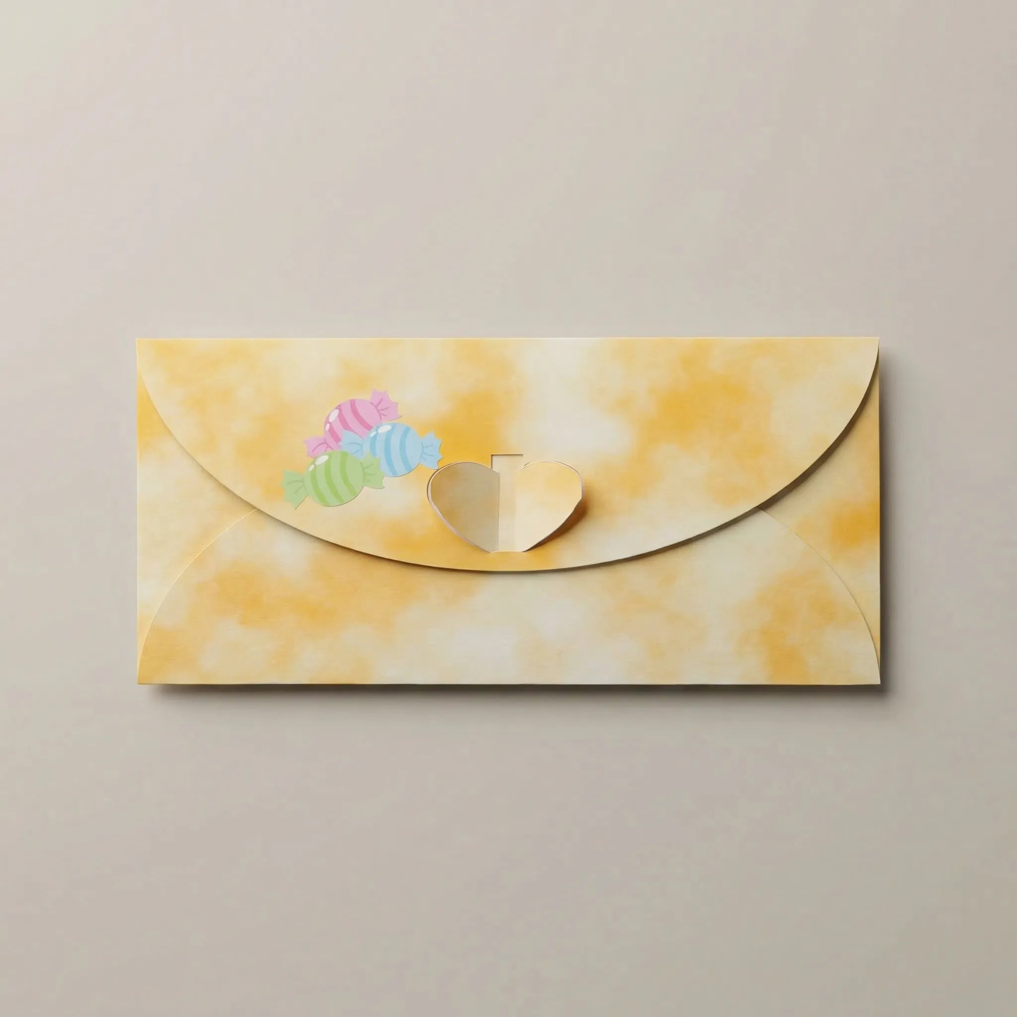 Konvolutt til gavekort med skrapefelt med påsketema. Håndlaget i tykt papir med enkel åpning. Gjenbrukbar uten lim. Gult kort med godteri design.