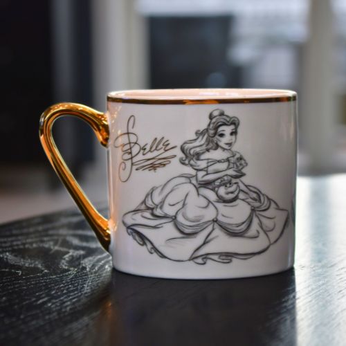Baksiden av Bell koppen fra Disney. Hvit kopp med gull detaljer