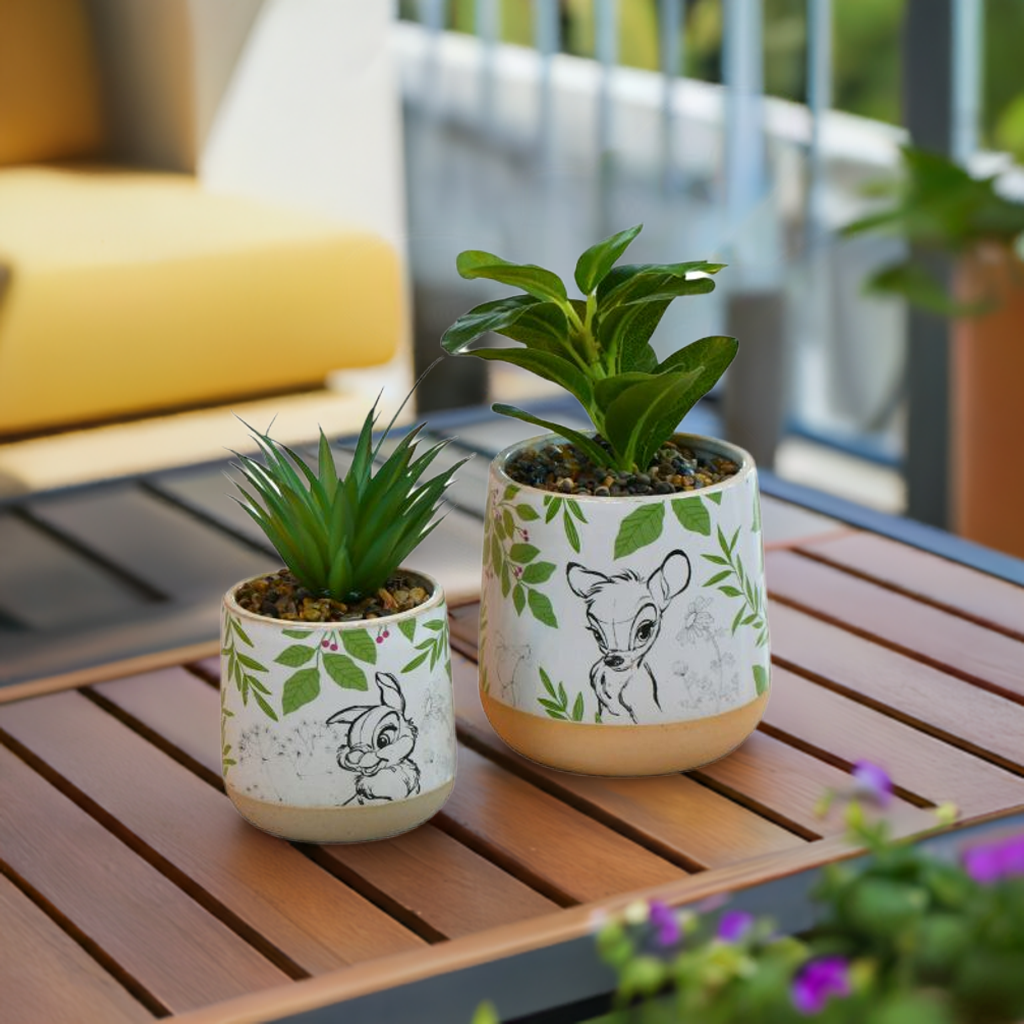 Bambi og trampe potteplantesett ute på verandaen en solskinsdag.