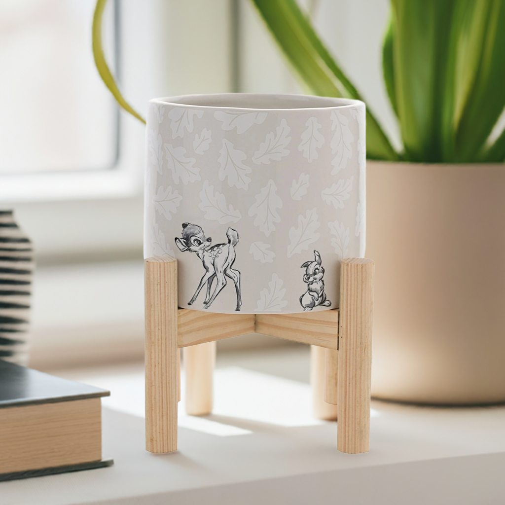 Potte til blomstene eller plantene dine. På potten ser man at bambi går og snur seg bak for å se om trampe følger etter han.