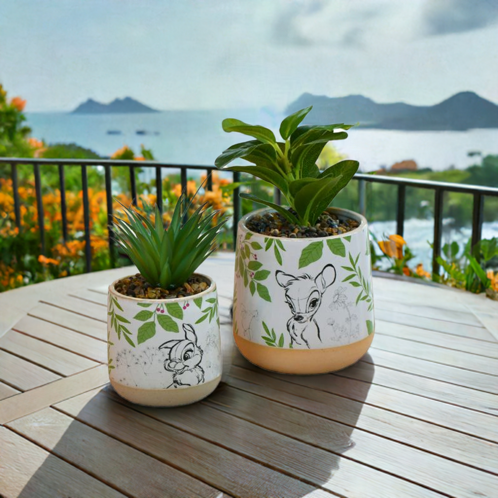 Disney Bambi og Trampe potteplantesett som står ute på terrasen med en nydelig utsikt og avslappende stemning.