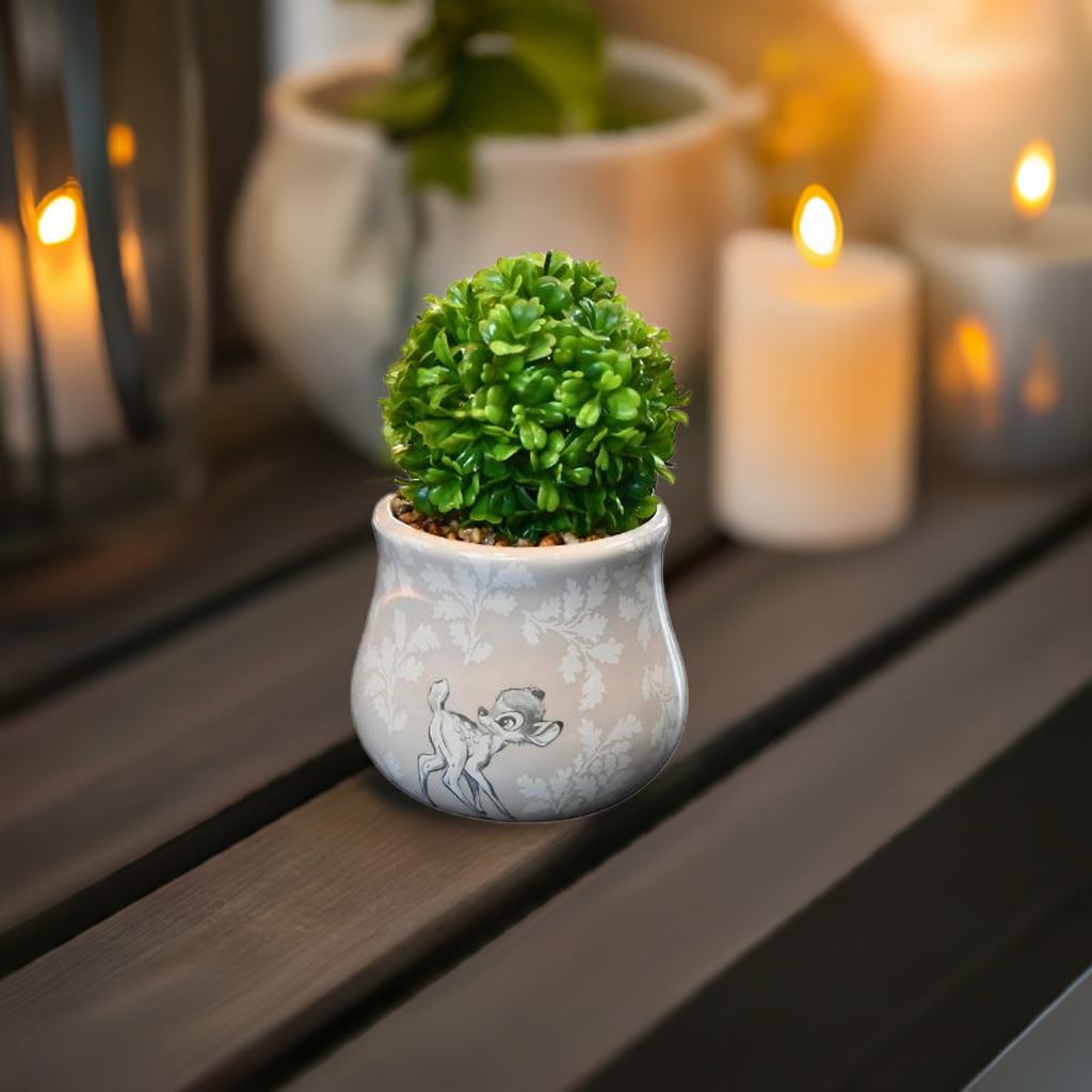 Bambi potteplante ute på terrassen med tente stearinlys