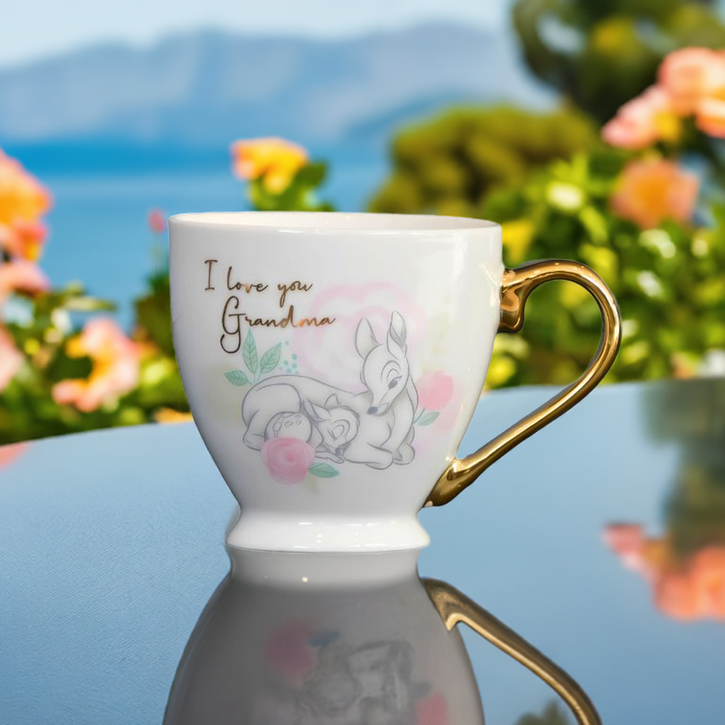 Bambi krus med gulldetaljer ute i solen. Klar for å nyte en kopp med favoritt drikken en herlig sommerdag.