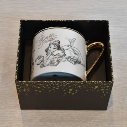 Her ser man Belle kruset i den nydelige gave-esken sin som er svart med gull detaljer og matcher derfor koppen svart godt!