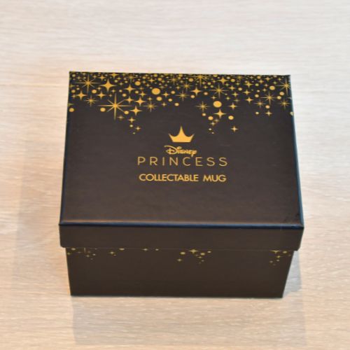 Belle kruset kommer i en nydelig svart eske med flotte gulldetaljer.