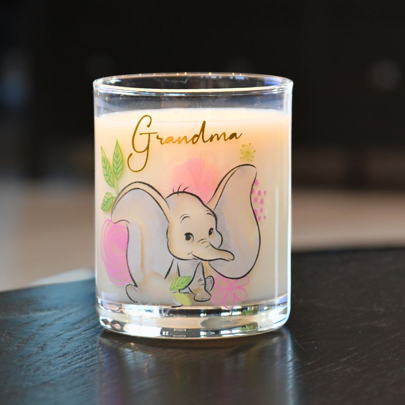 Dumbo glass med teksten Grandma på. Perfekt gave til en disneyglad bestemor eller mormor!