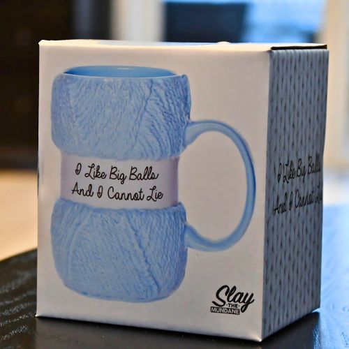 I like big balls and I cannot lie strikke kopp eske med bilde av koppen utenpå esken.