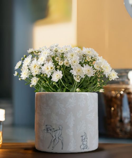 Blomsterpotte med bambi og trampe fra disney med nydelige blomster i potten.
