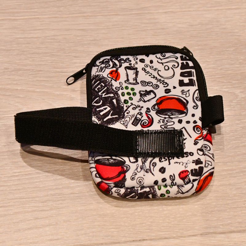 Bilde av borrelåsen som henger fast i vesken så den enkelt kan festes rundt termokoppen.