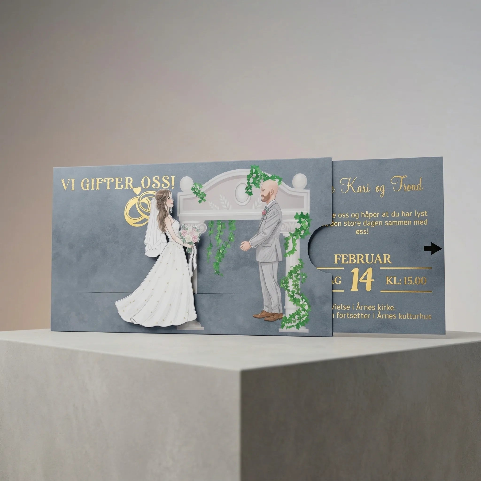 Bryllupsinvitasjon med gullfoliert tekst "Vi gifter oss" og en brud som beveger seg mot brudgommen når du drar i pilen på kortet. Gjestens navn og informasjonen om bryllupet vises. Håndlaget eksklusive invitasjoner til de som ønsker å gi en wow-opplevelse til alle gjester på den store dagen.