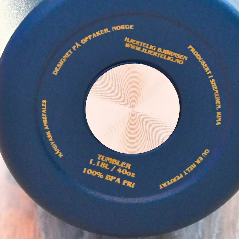 Undersiden av den blå termokoppen. Her står det blandt annet "du er helt perfekt!" Fordi det er viktig å huske på i en travel hverdag!