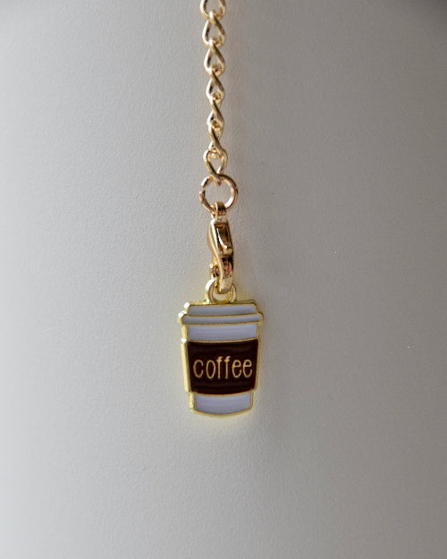 Et smykke med kaffekopp design. Designet til bruk rundt håndtaket på en termokopp