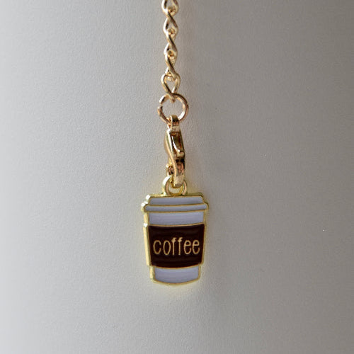 Et smykke med kaffekopp design. Designet til bruk rundt håndtaket på en termokopp