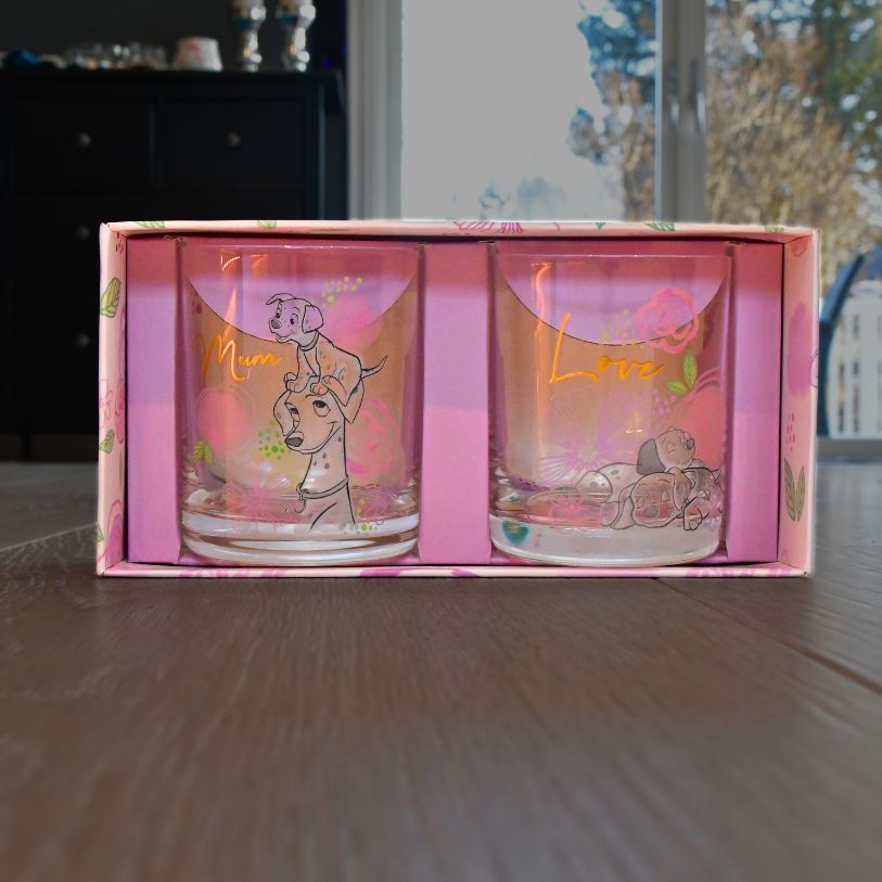 To stykk dalmatiner glass fra Dinsye i en helt nydelige eske. Her ser man stå i gave esken sin.