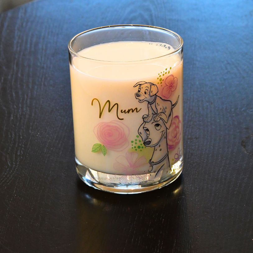 Glass til mamma med Dalmatinere fra Disney. hHer er det fylt med melk.