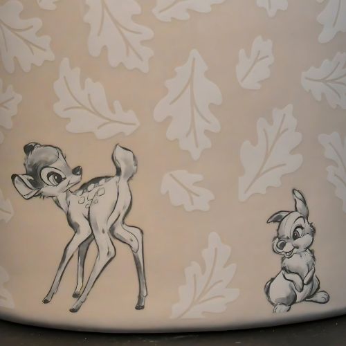 Detalje bilde. Bambi som snur seg for å se om Trampe følger etter han.