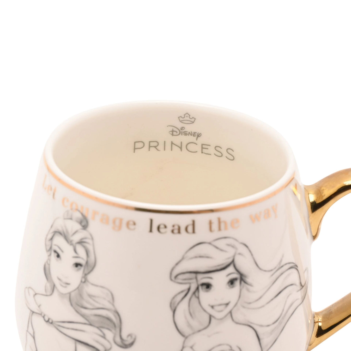 Disney prinsesser samle krus. 5 av prinsessene fra kjente Disney filmer. Gull tekst med inspirerende ord rundt kanten. Detaljer som tar seg godt ut på i et hvert hjem. Denne serien med samlekrus fra disney kommer med 10 forskjellige tegninger av Disney figurer. Alle med gulldetaljer.