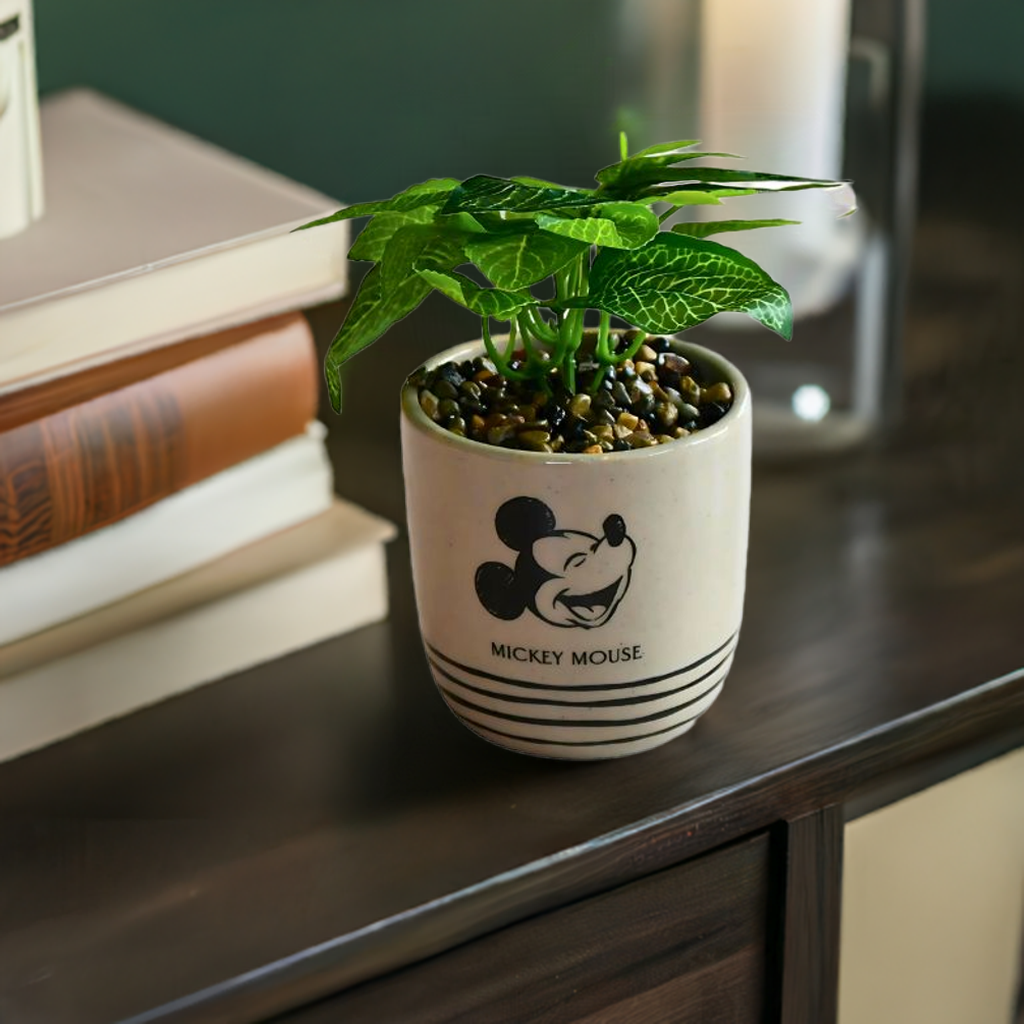 Brun Potte med blomst på sjenken med bøker i bakgrunnen