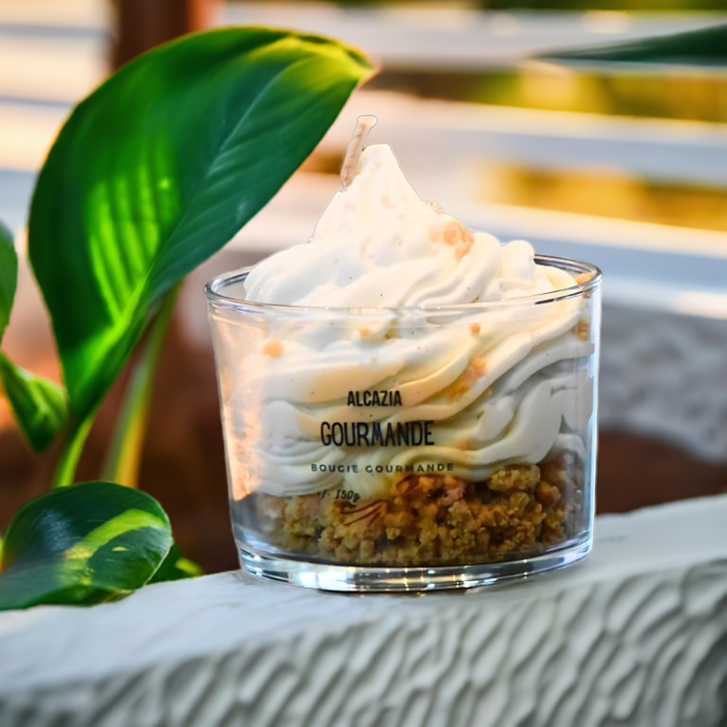 Granola og vanilje duftlys ute på muren med grønne blader rundt