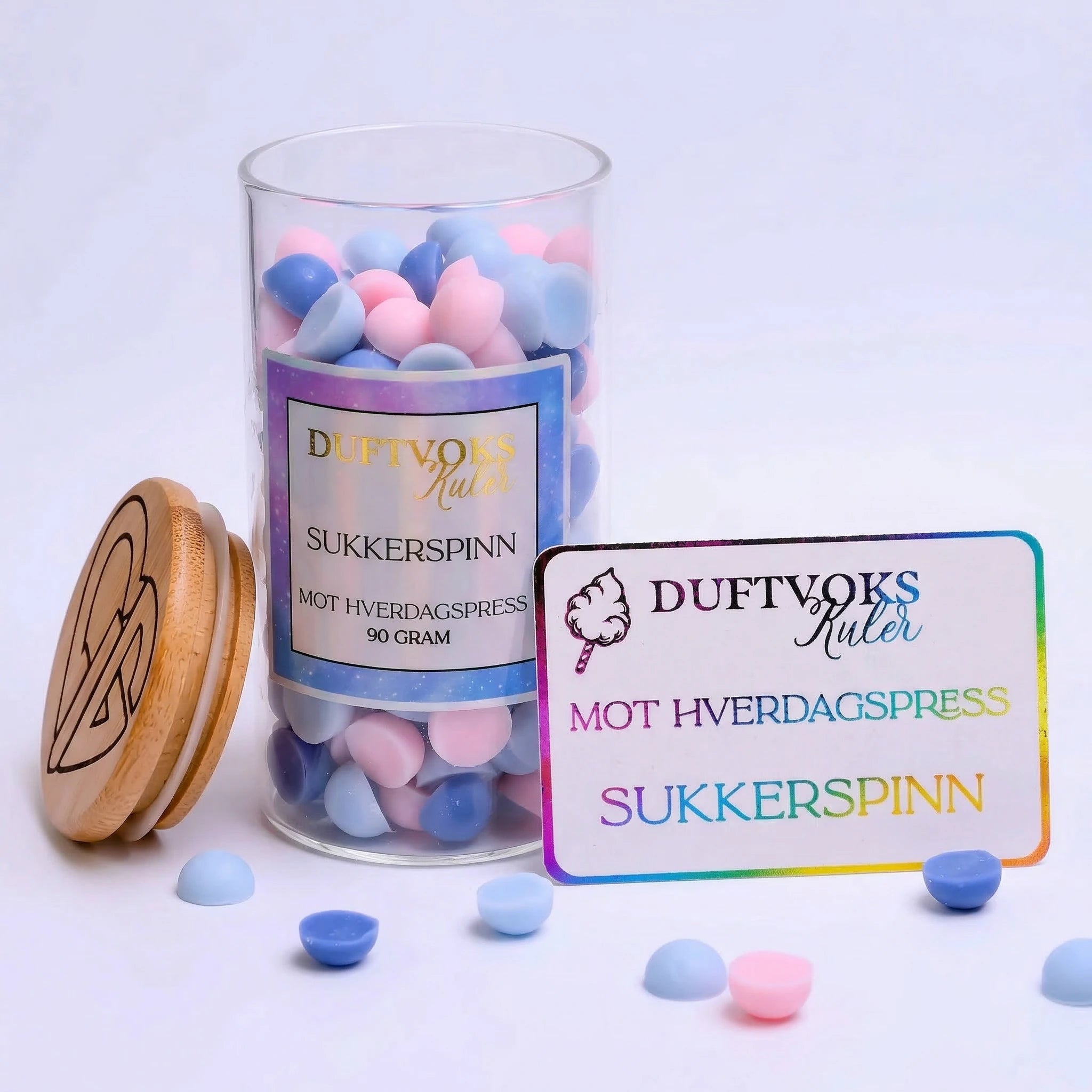 Duft voks kuler som fyller rommet med en nydelig søt lukt av sukkerspinn. Nostalgi av tivoli og barndom. Glasskrukken rommer 90gram med håndlagde kuler som er laget av soyavoks og bivoks for å vare lenger og forurense luften mindre enn vanlig duftvoks fra butikken.