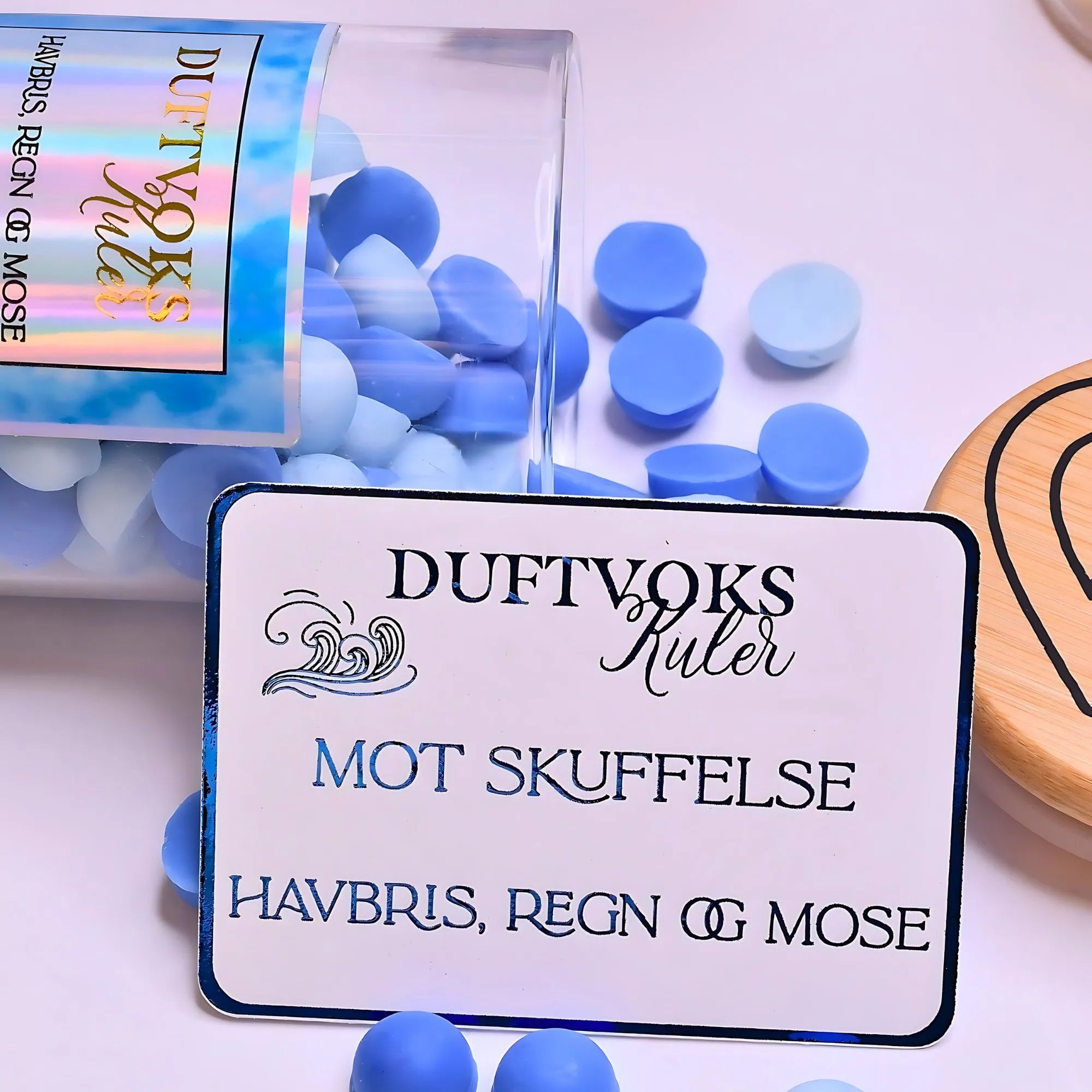 Duftvoks følelseskort mot skuffelse. Kortet og duftvoks kulene er håndlaget i Norge av oss med omtanke og kjærlighet og en ekstra tanke til de som er litt ekstra skuffet akkurat nå. Smelt noen kuler i duftbrenneren og kjenn rommet fylle seg med havbris, regn og mose.