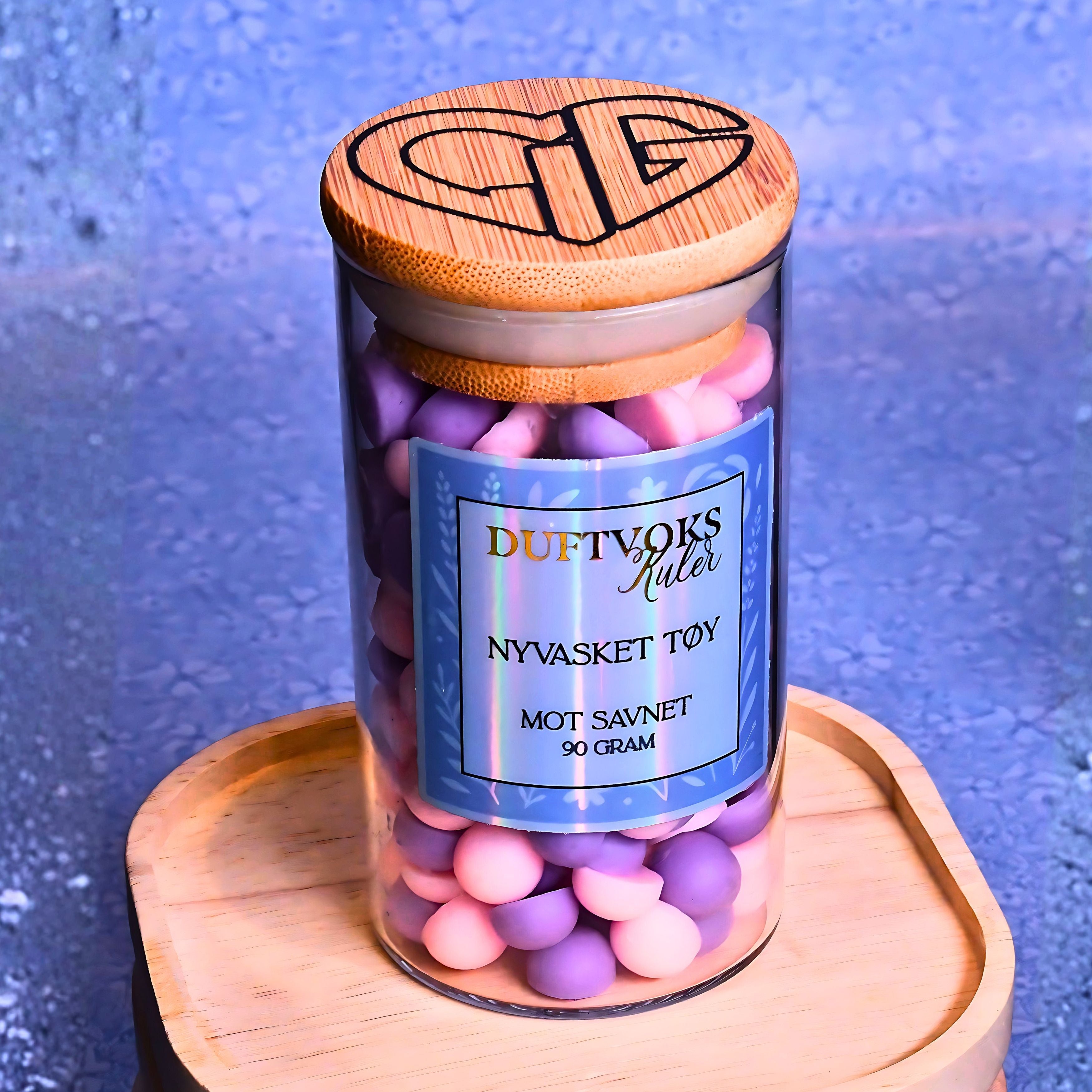 Nyvasket tøy duft voks kuler er laget for de som savner noen. Omtenksom gave til noen som har det litt ekstra tøft akkurat nå. Kanskje disse kulene kan hjelpe litt med å komme igjennom vanskelige stunder.