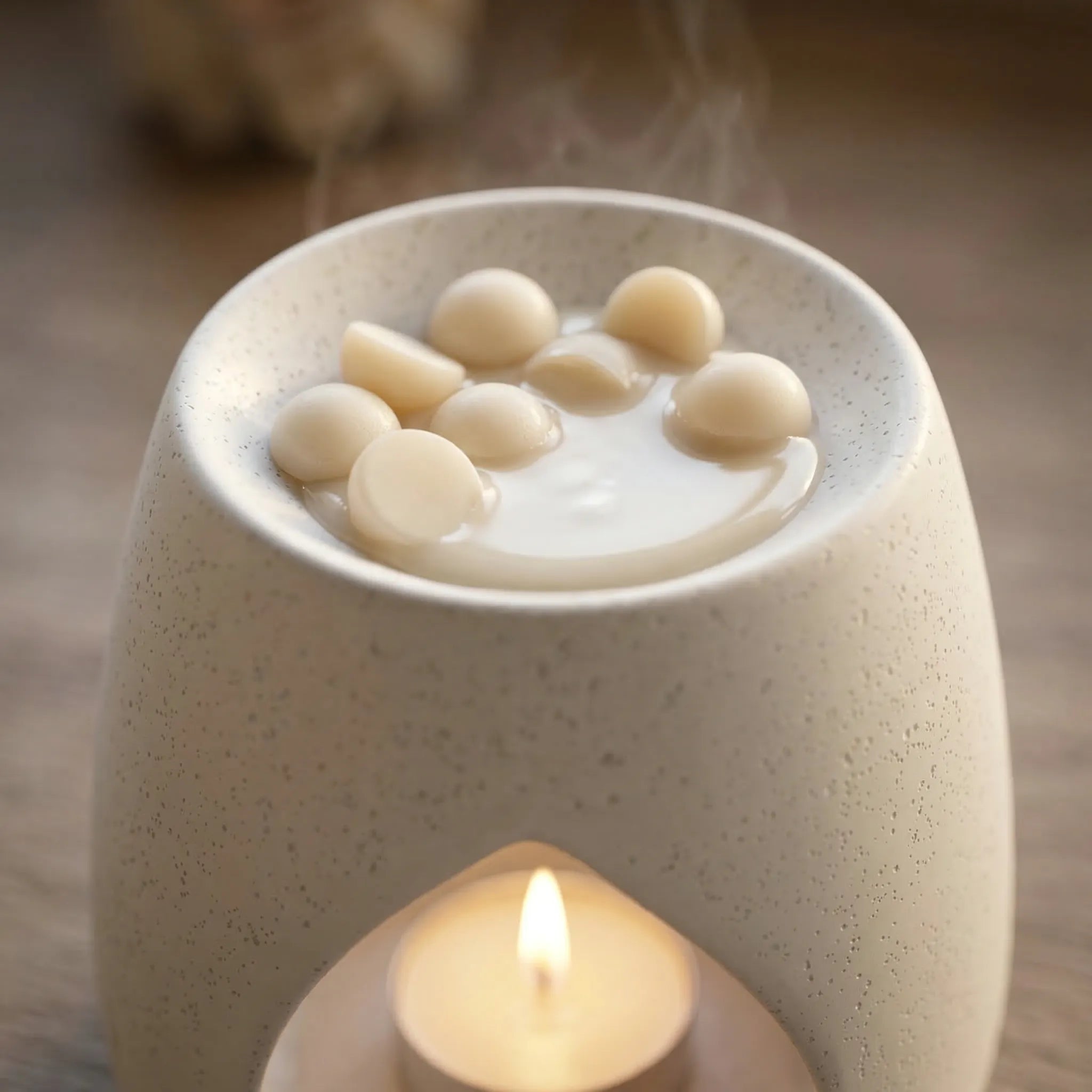 En duftbrenner med telys som smelter duftvokskuler og sprer god duft ut i rommet. Håndlaget duftvoks med bivoks og soyavoks. Disse lukter kandispinner, en blanding av brunt sukker og vanlije.