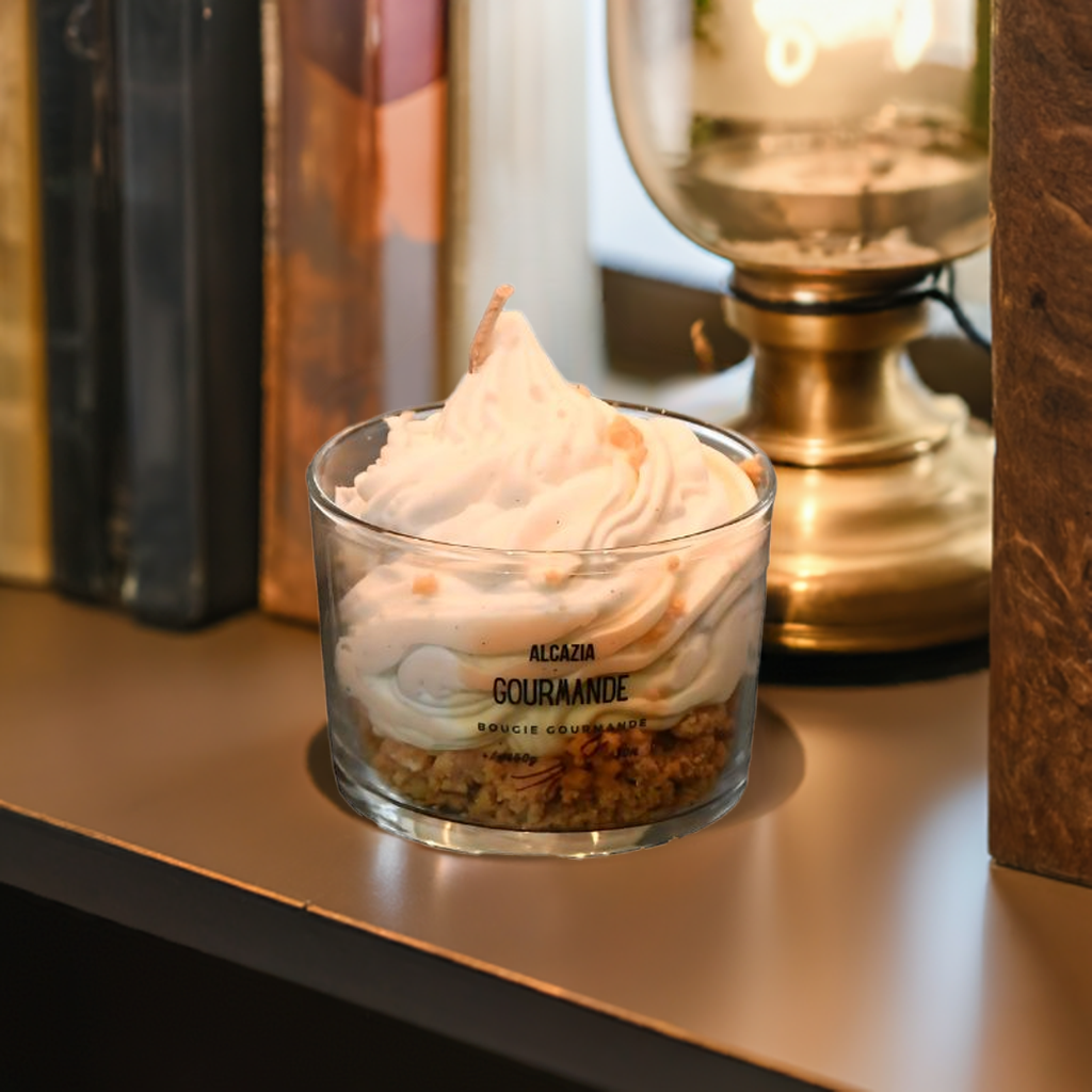 Duftlys med vanilje is og granola i bunnen av glasset. Ser ut som en nydelig dessert som står i bokhyllen til pynt