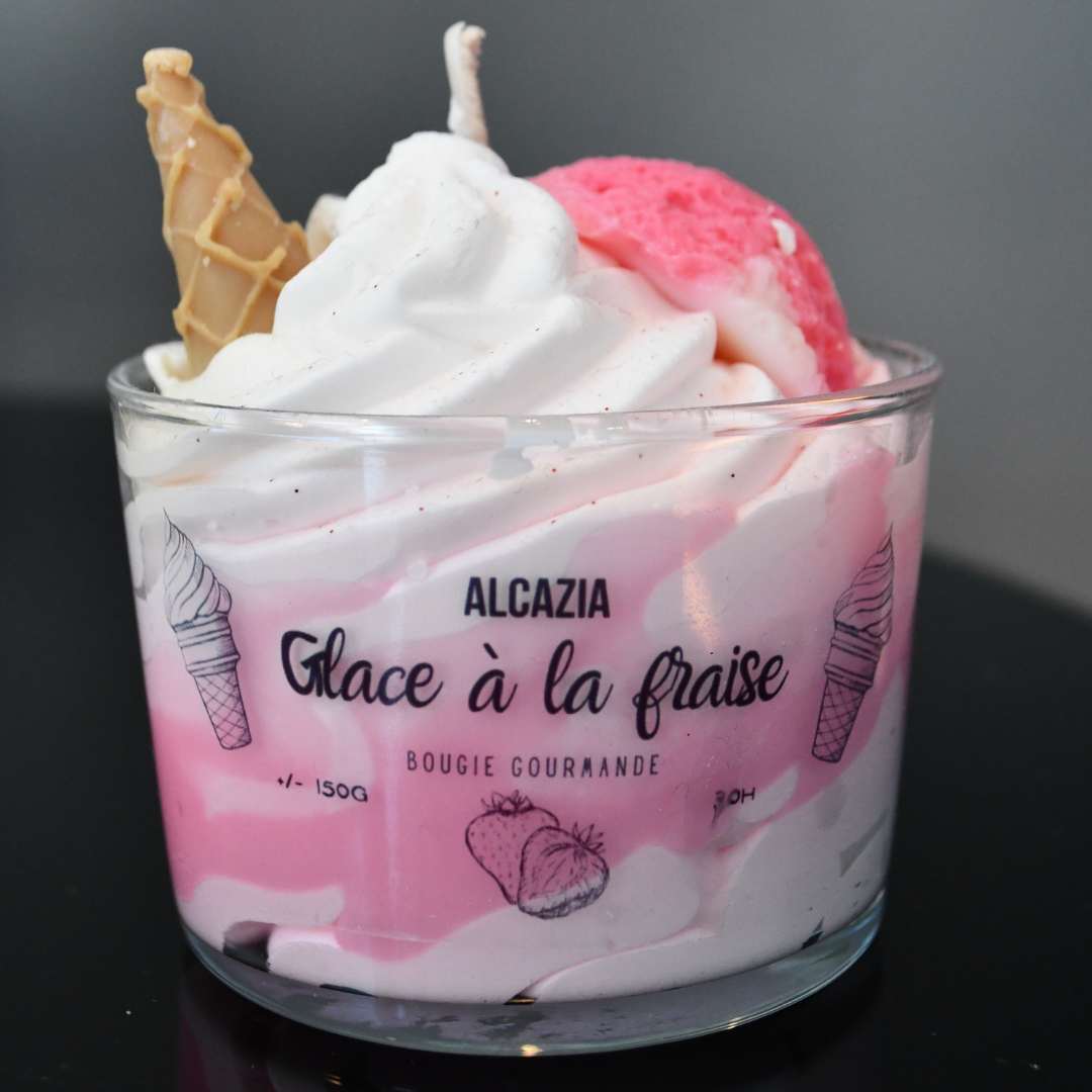 Duftlys som ser ut som softis i beger med kjeks og jordbærkule.