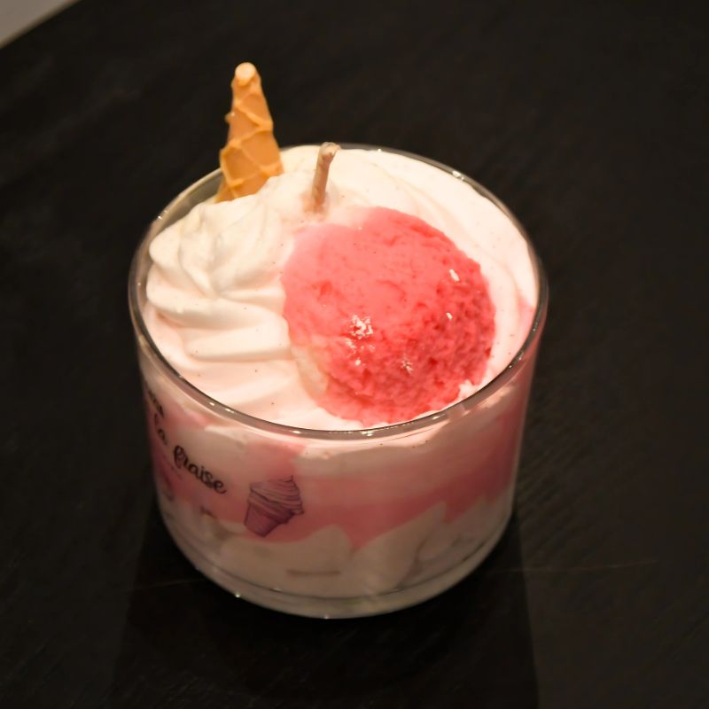 Duftlys med jordbær og vanilje is ovenfra på siden