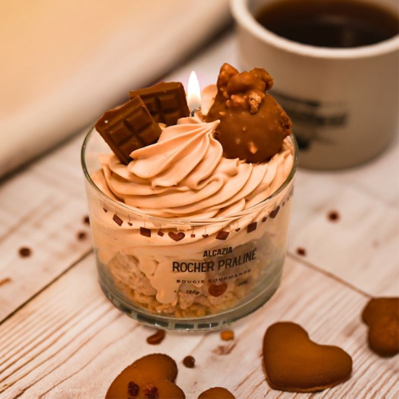 Duftlys som ser ut som sjokolade softis med sjokoladebiter som er tent på sammen med en kopp kaffe og pepperkaker