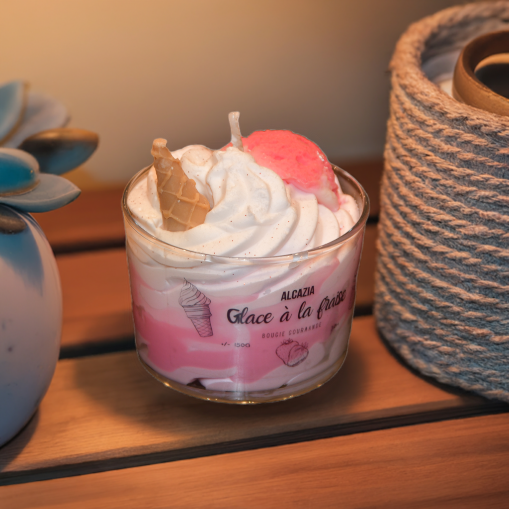 Duftlys som ser ut som vanilje is softis med kjeks og kule ovenfra