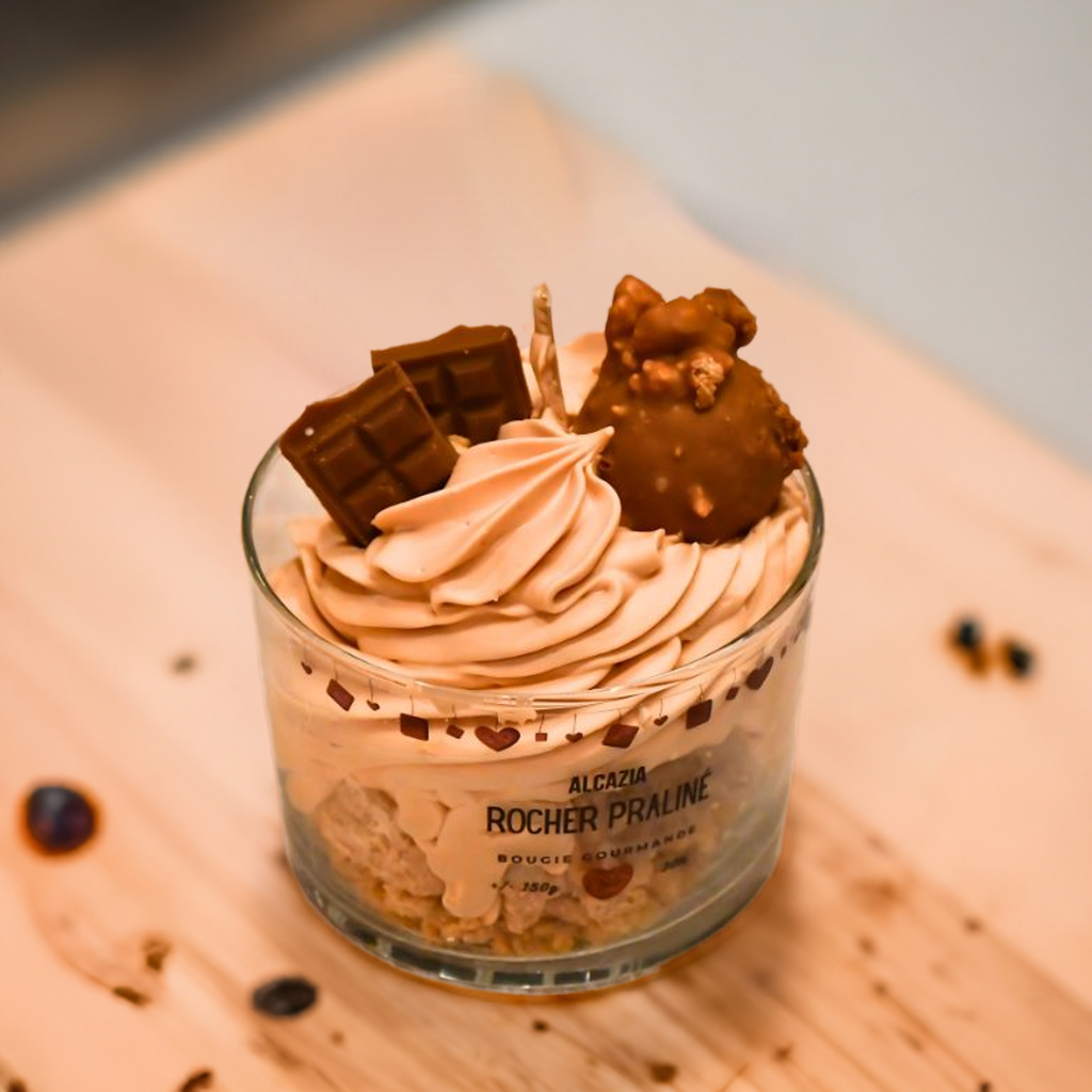 Sjokolade duftlys med sjokoladebiter. Håndlaget av soyavoks. Ser ut som en nydelig sjokoladedessert.