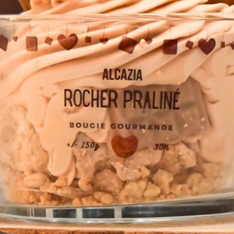 Et duftlys som ser ut som en nydelig sjokolade dessert. Håndlaget av soyavoks i Frankrike.