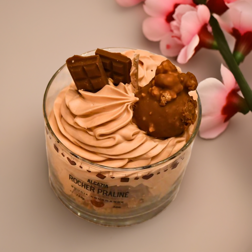 Duftlys som er håndlaget. Sjokolade softis med sjokoladebiter med ved siden av en blomst