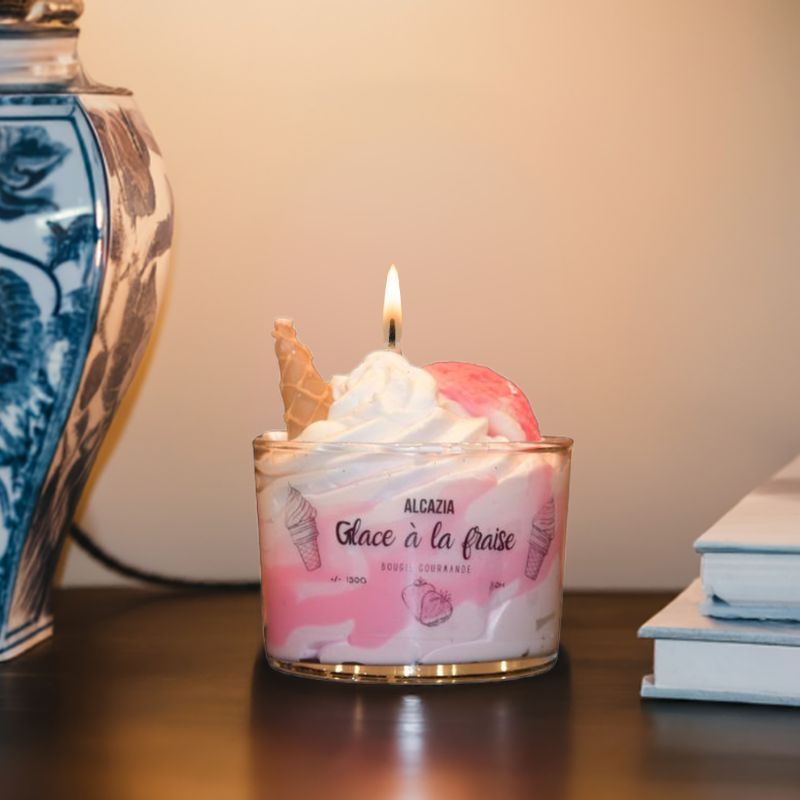 Duftlys som ser ut som vaniljeis med kjeks og jordbærkule i bruk på komoden