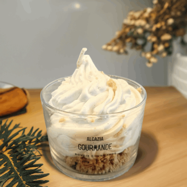 Duftlys som ser ut som en herlig vaniljeis dessert. Litt strø på toppen og i bunnen. Med en herlig duft av vanilje.