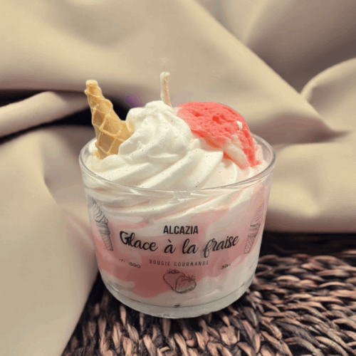 Duftlys med lukt av vanilje og jordbær. Ser ut som softis med en iskule og kjeks på toppen. Nydelig dessert duftlys.