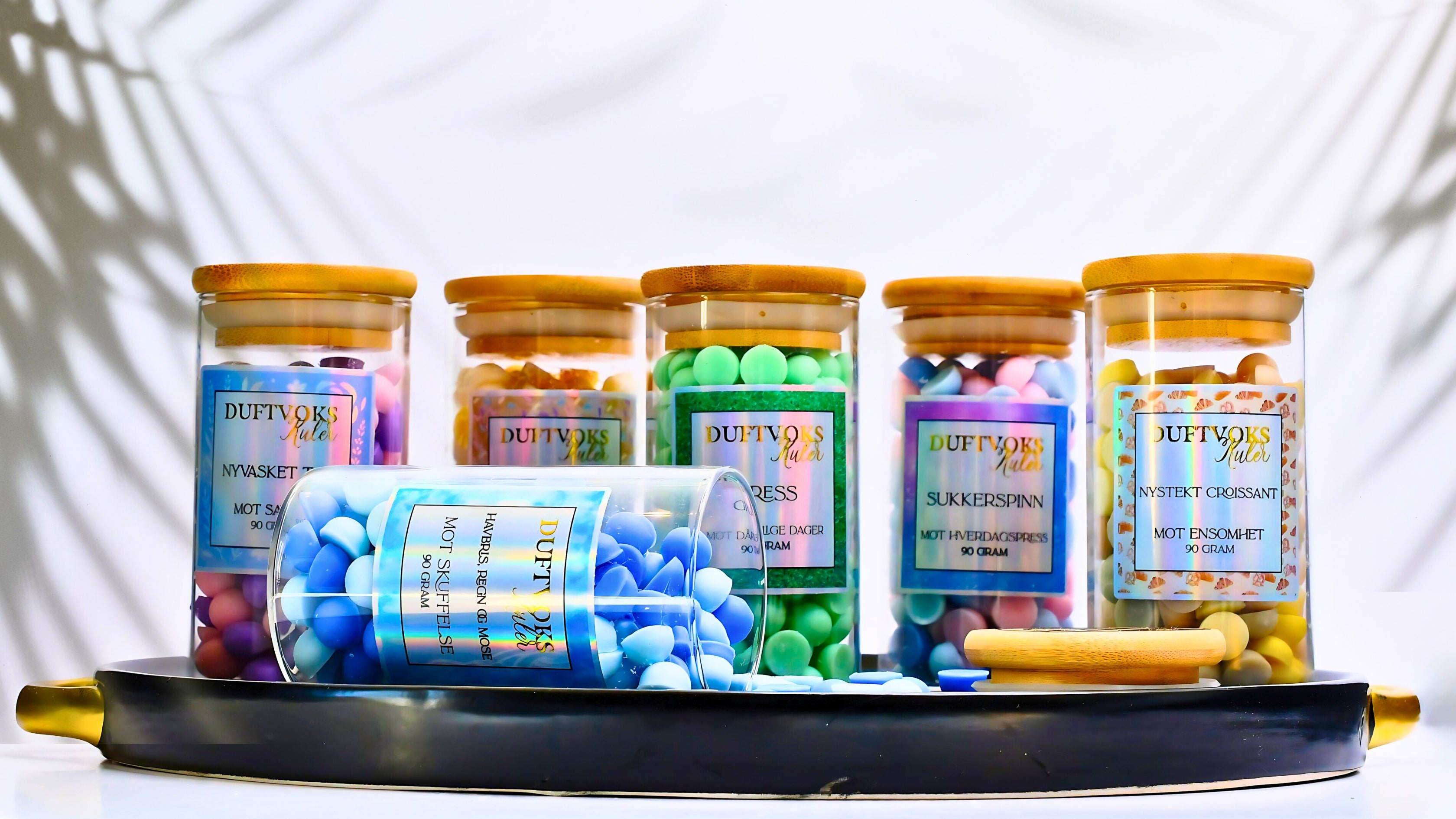 6 herlige dufter og farger av duftvoks kuler som er håndlaget i Norge. Hvert glass inneholder 90gram med søte kuler til duftbrenneren. Fyll rommet med din favoritt duft. Det følger også med et følelseskort ved kjøp av duftvoksen.