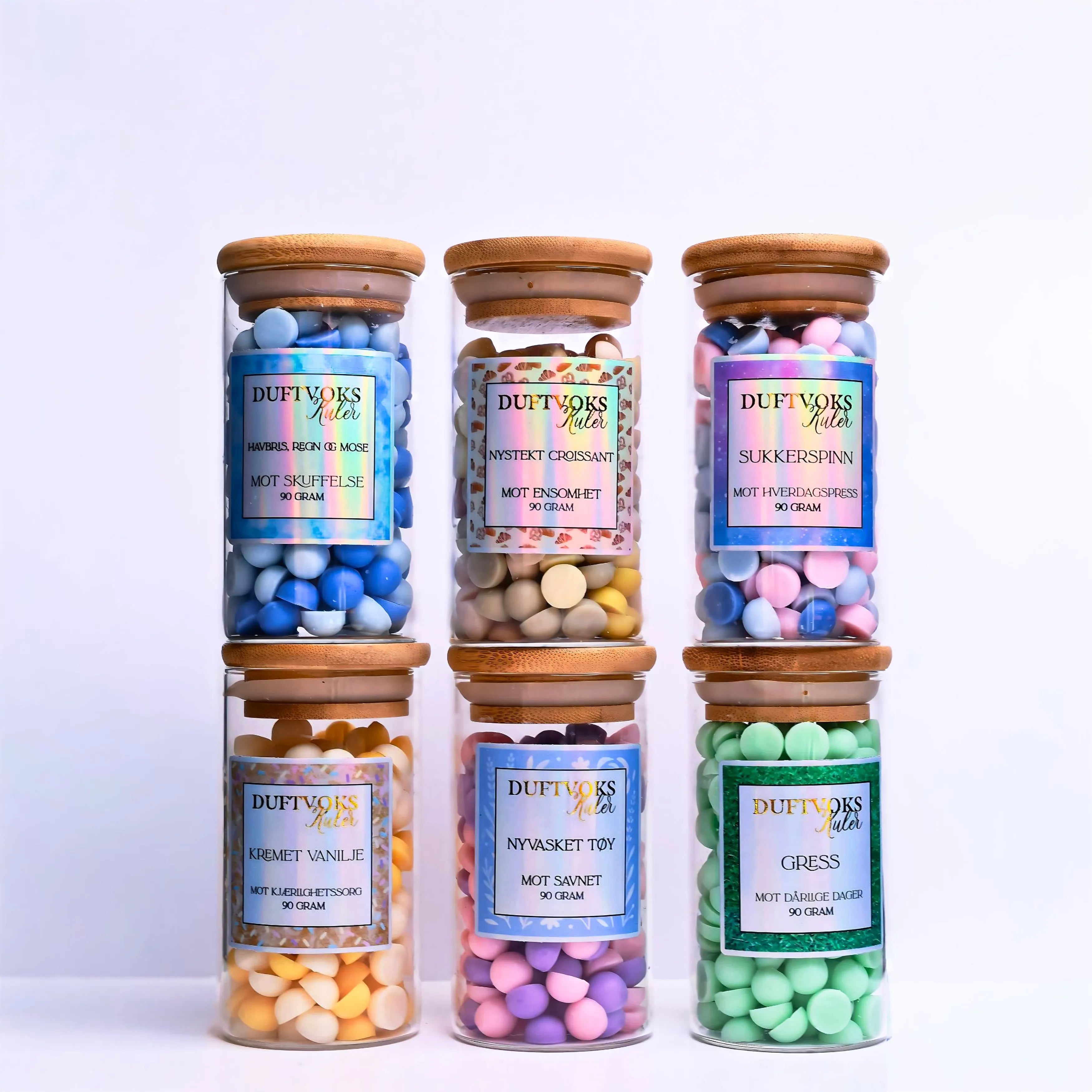 Duft voks kulene er håndlaget og kommer i 6 forskjellige dufter til 6 forskjellige følelser. Omteksom gave til noen som sliter litt ekstra akkurat nå. Vis at du er der, at du bryr deg. Noen ganger er det ikke så mye som skal til får å lyse opp dagen til noen som har det litt vanskelig.