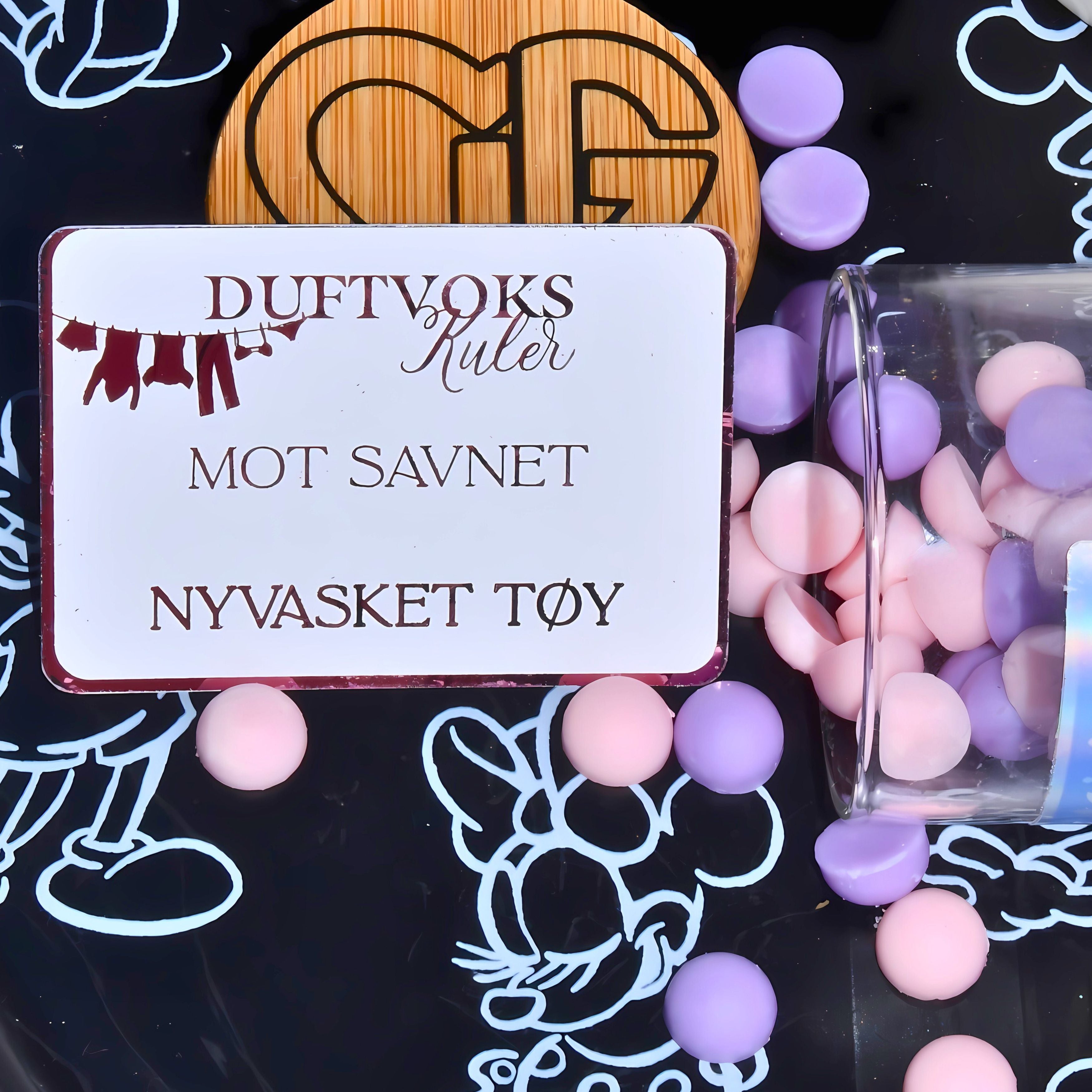 Framsiden av duftvoks kule kortet mot savnet. Kulene er rosa og lilla. Fyll rommet med duften av nyvasket tøy. Ting blir bedre, bare gi det tid.